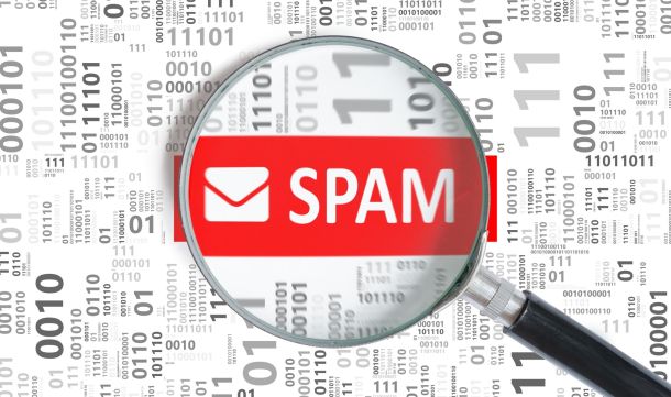 lente ingrandimento con scritta spam e codice